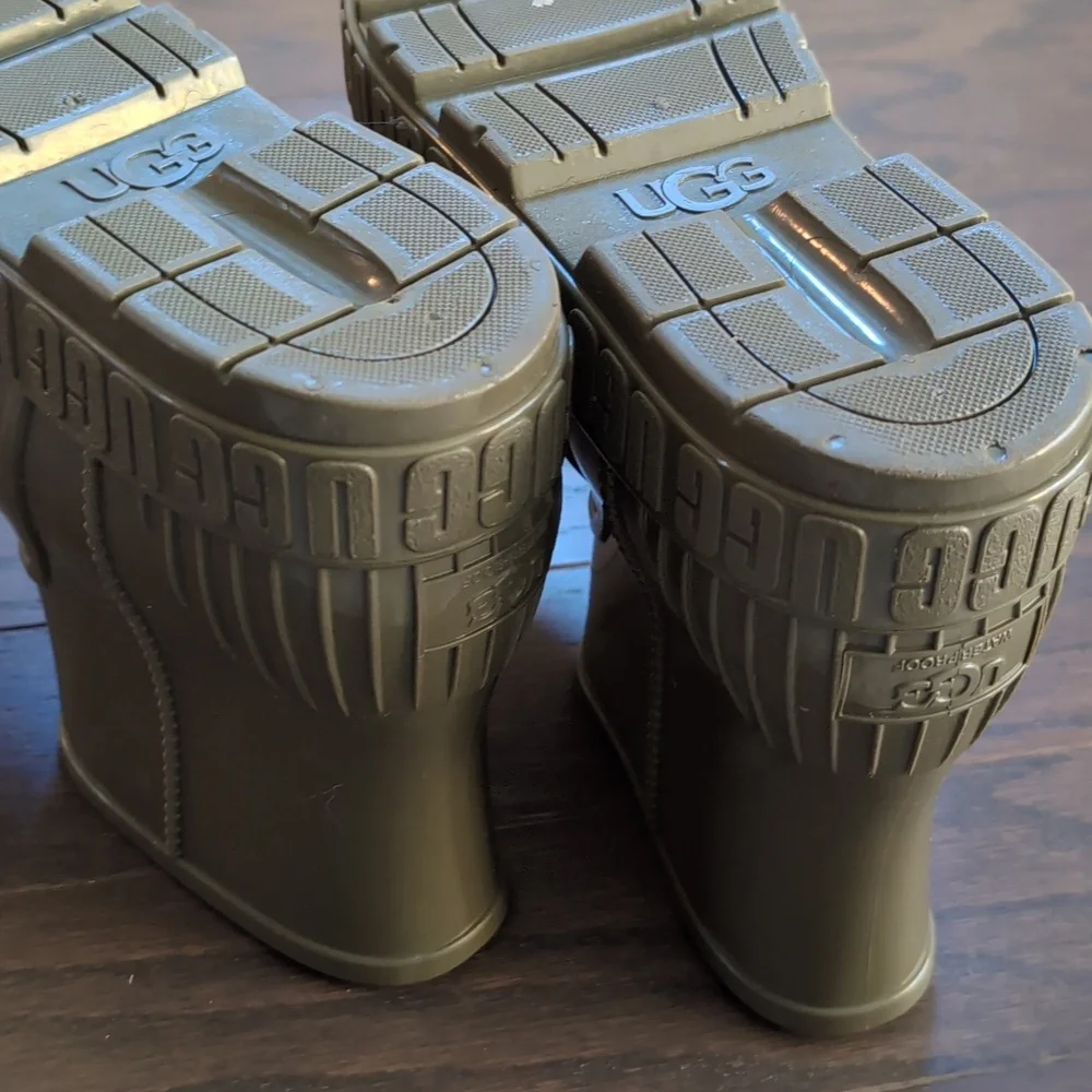 UGG Size 8 Olive Green Rain Boot - Picture 10 of 11